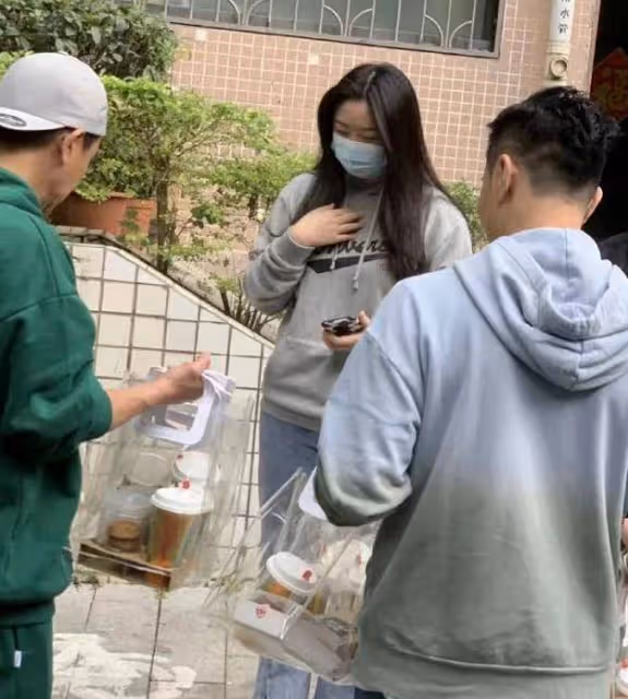 陳小春錄節目現身街頭!大方送粉絲免費奶茶餅乾,引路人集體圍觀