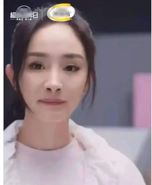 34歲楊冪近照被指臉崩,鼻孔外翻一大一小,過度磨皮難掩乾癟松垮