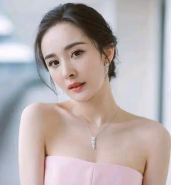 34歲楊冪近照被指臉崩,鼻孔外翻一大一小,過度磨皮難掩乾癟松垮