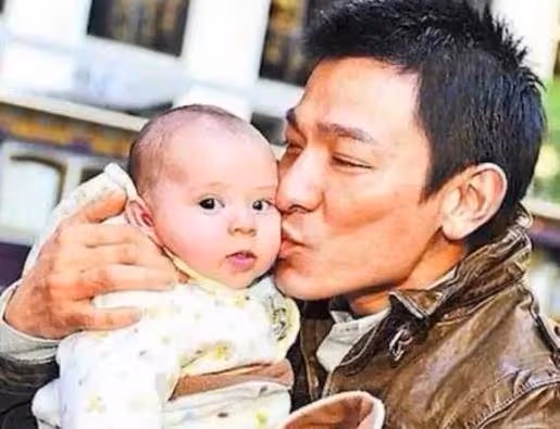 劉德華怎麼也沒想到,39年前親的一個嬰兒,差點被拉下萬丈深淵