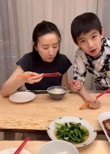 董潔潘粵明11年後和解,合體為兒子慶生,三人疑似一起過年放煙火