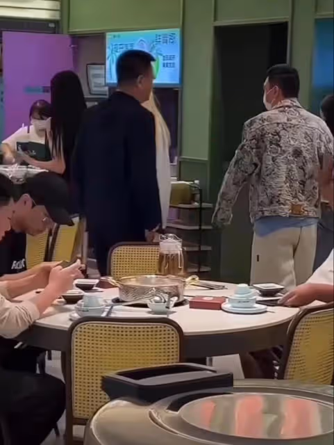 王思聰疑似同時交往兩個女朋友,住18萬一晚酒店,三人吃飯很和諧
