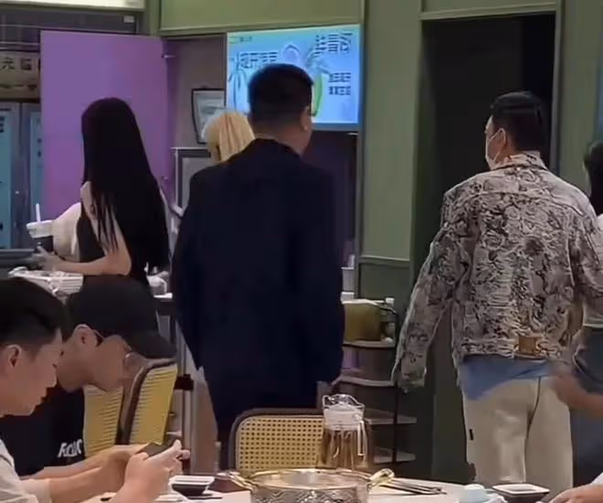 王思聰疑似同時交往兩個女朋友,住18萬一晚酒店,三人吃飯很和諧