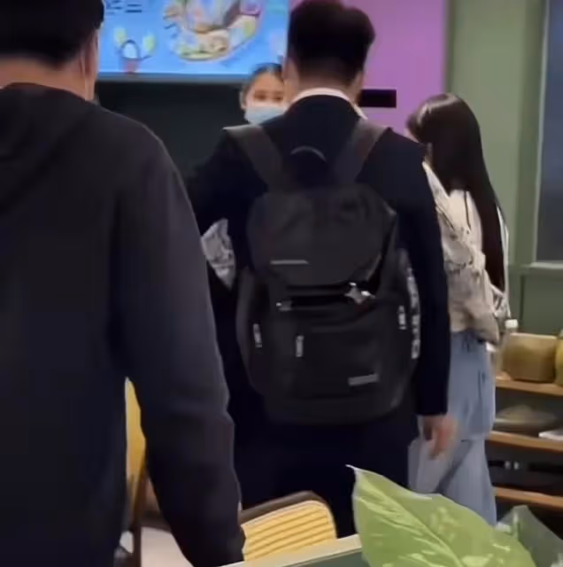 王思聰疑似同時交往兩個女朋友,住18萬一晚酒店,三人吃飯很和諧