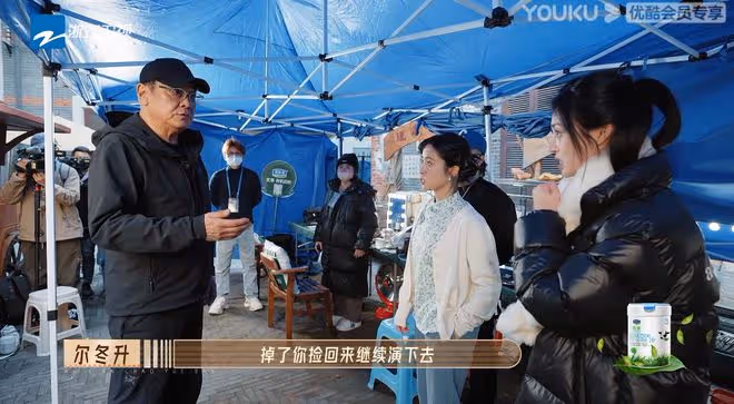 爾冬升錄節目發火,怒斥李治廷多嘴,用豆漿潑榮梓杉嚇壞女群演