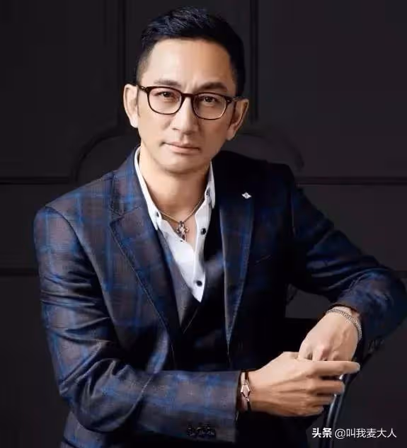 歷經8段情!58歲資深男演員「再婚娶小21歲嬌妻」 7年被敗光5億家產「離婚後愧對女兒」用愛彌補