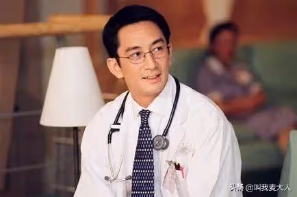歷經8段情!58歲資深男演員「再婚娶小21歲嬌妻」 7年被敗光5億家產「離婚後愧對女兒」用愛彌補
