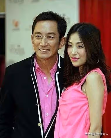 歷經8段情!58歲資深男演員「再婚娶小21歲嬌妻」 7年被敗光5億家產「離婚後愧對女兒」用愛彌補