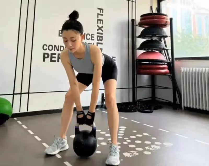 李冰冰近況曝光!乾癟老態、瘦到臉垮,病態的「假養生」就是自虐