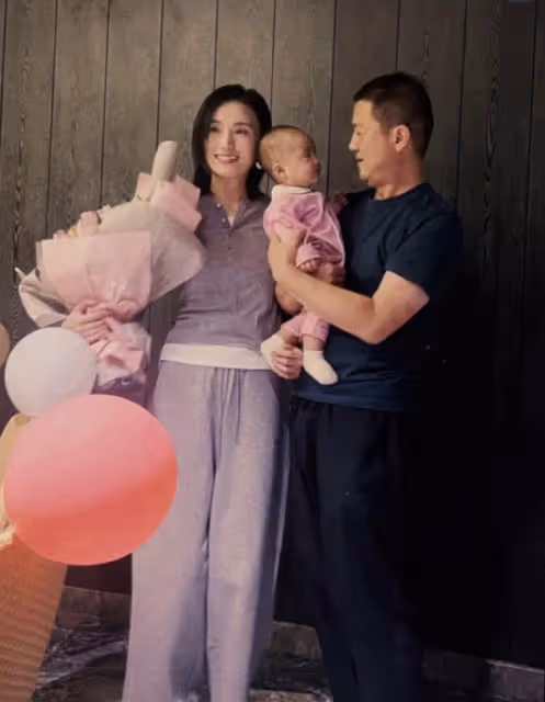 李亞鵬元宵節曬全家福,首次曝光女兒百日照,一家三口幸福洋溢惹人羨