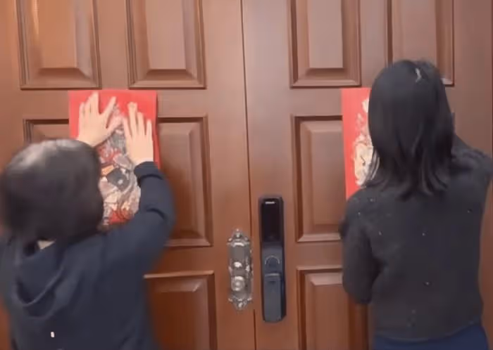 李亞鵬元宵節曬全家福,首次曝光女兒百日照,一家三口幸福洋溢惹人羨