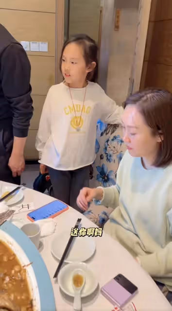 央視主持楊帆為娃慶生!一家10口吃12道菜,8歲女兒似媽引熱議