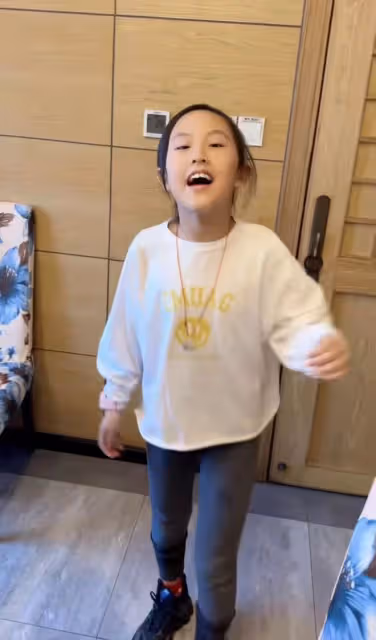 央視主持楊帆為娃慶生!一家10口吃12道菜,8歲女兒似媽引熱議