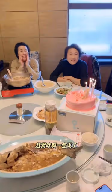 央視主持楊帆為娃慶生!一家10口吃12道菜,8歲女兒似媽引熱議