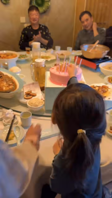 央視主持楊帆為娃慶生!一家10口吃12道菜,8歲女兒似媽引熱議