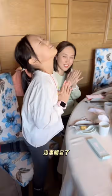央視主持楊帆為娃慶生!一家10口吃12道菜,8歲女兒似媽引熱議