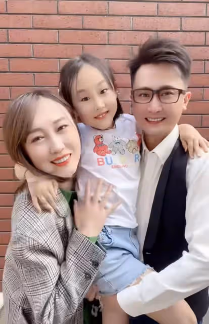 央視主持楊帆為娃慶生!一家10口吃12道菜,8歲女兒似媽引熱議