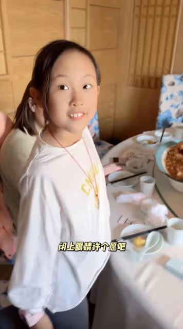 央視主持楊帆為娃慶生!一家10口吃12道菜,8歲女兒似媽引熱議