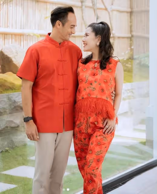 劉德華小姨子慶祝結婚5周年,和富豪老公在別墅中分享合影