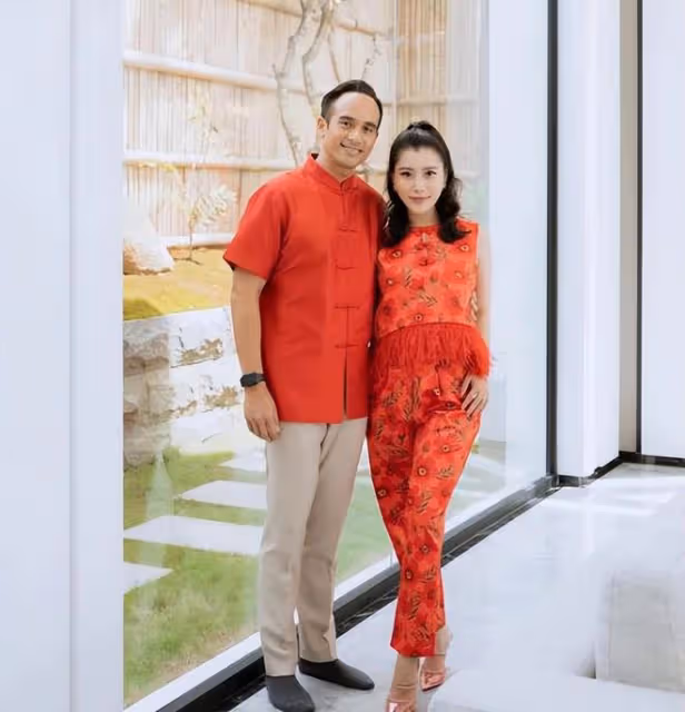 劉德華小姨子慶祝結婚5周年,和富豪老公在別墅中分享合影