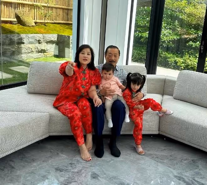 劉德華小姨子慶祝結婚5周年,和富豪老公在別墅中分享合影