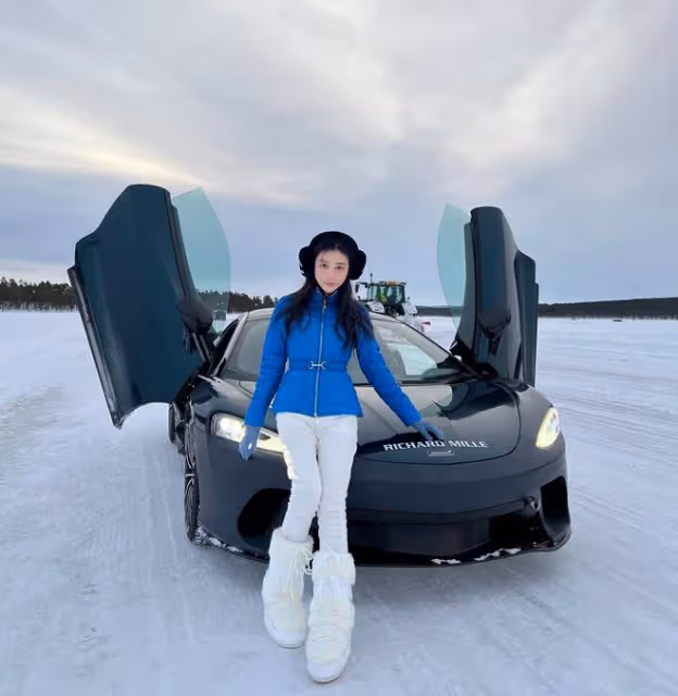 潘瑋柏帶宣雲芬蘭度假:雪地里開豪車看極光,宣雲發文感謝老公