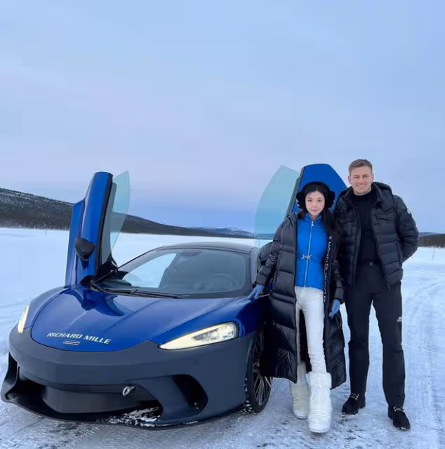 潘瑋柏帶宣雲芬蘭度假:雪地里開豪車看極光,宣雲發文感謝老公