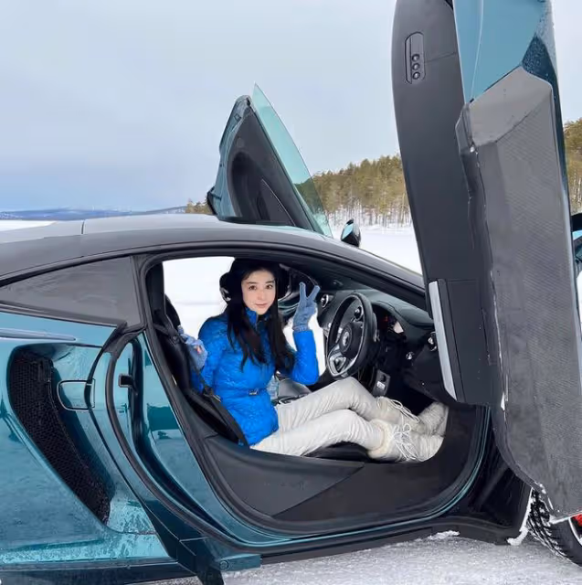 潘瑋柏帶宣雲芬蘭度假:雪地里開豪車看極光,宣雲發文感謝老公