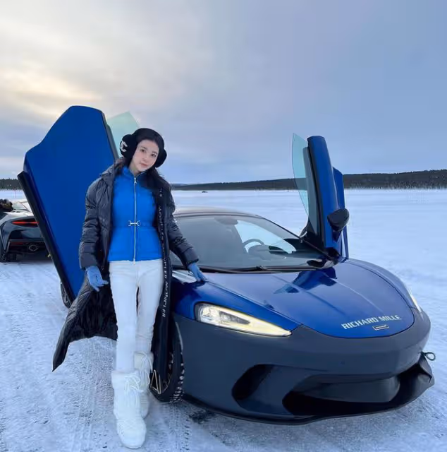 潘瑋柏帶宣雲芬蘭度假:雪地里開豪車看極光,宣雲發文感謝老公