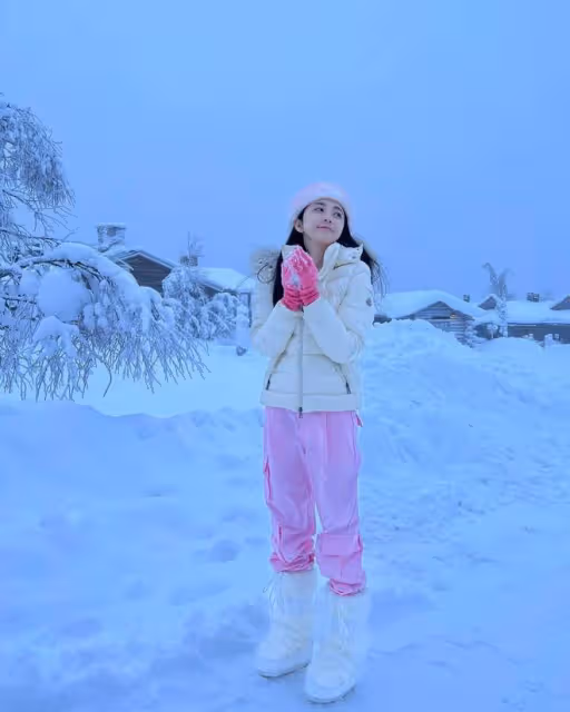 潘瑋柏帶宣雲芬蘭度假:雪地里開豪車看極光,宣雲發文感謝老公