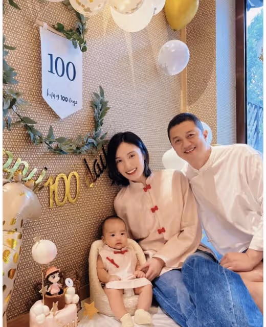 李亞鵬元宵節曬全家福,首次曝光女兒百日照,一家三口幸福洋溢