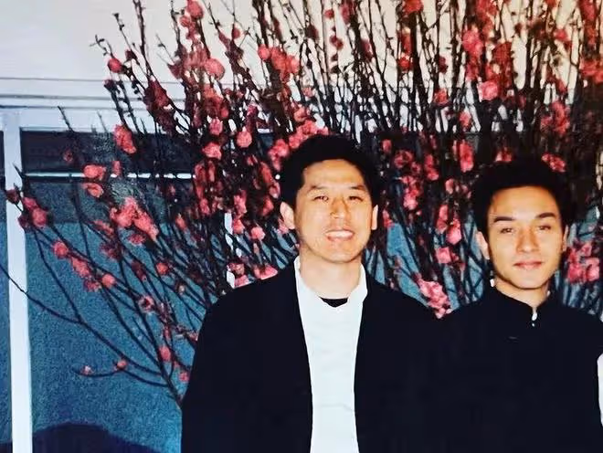 張國榮生前摯愛唐鶴德慶64歲生日,曬二人合照,喊他哥哥傳遞思念