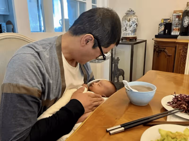 李亞鵬一家三口慶元宵,1歲夏夏開心放花燈,嬌妻被贊比王菲靠譜