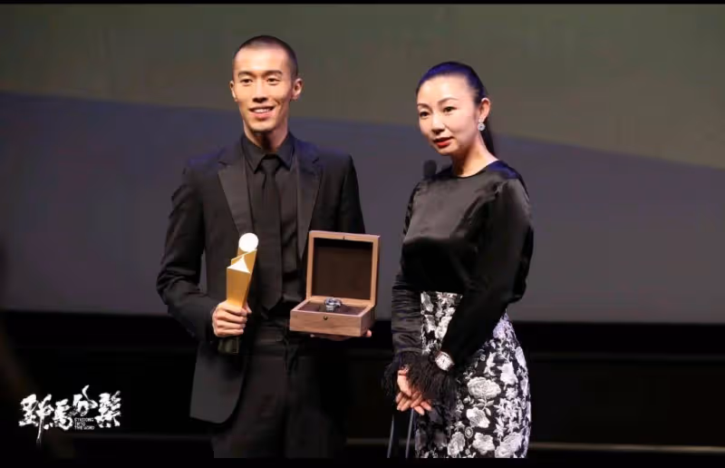 周遊一舉拿下最佳男演員,周遊飾演的劉聞欽,結局讓人心疼
