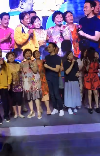 曝張智霖陪一群富婆登台唱歌,被對方摟腰拉入懷中,笑容顯尷尬