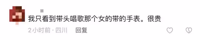 曝張智霖陪一群富婆登台唱歌,被對方摟腰拉入懷中,笑容顯尷尬