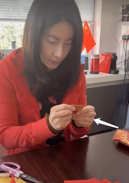 郭晶晶用紅包做燈籠,變廢為寶好節儉,母女對話英文粵語切換自如