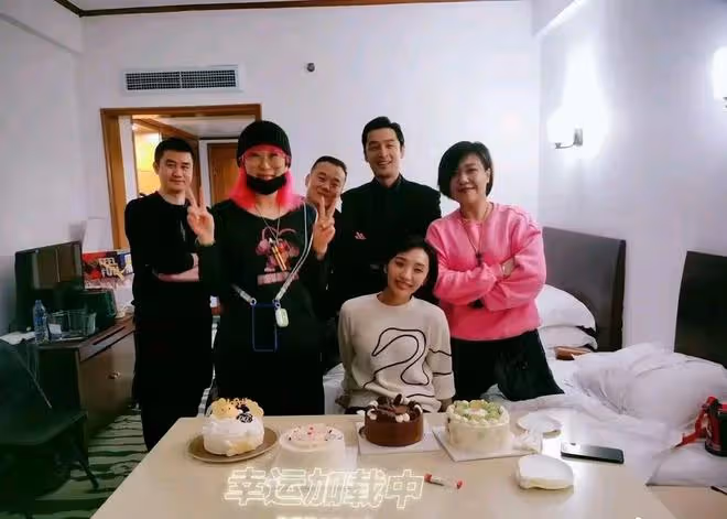 胡歌跟老婆最新合照流出,黃曦寧短髮出鏡,應該是個女強人