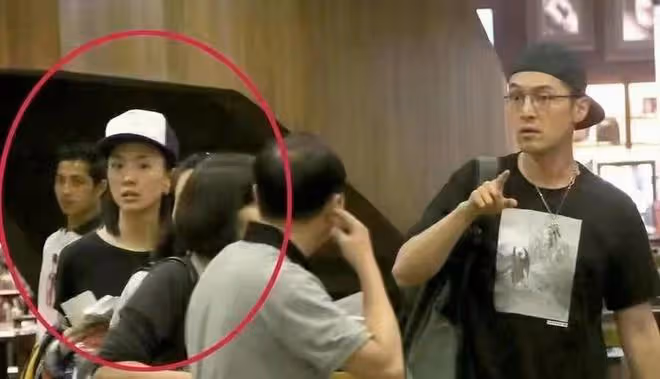 胡歌跟老婆最新合照流出,黃曦寧短髮出鏡,應該是個女強人