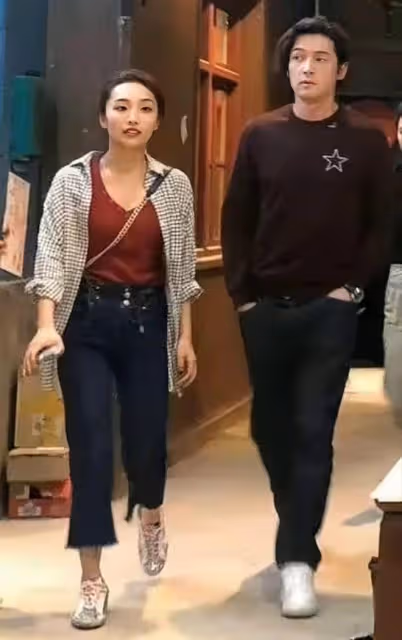 胡歌跟老婆最新合照流出,黃曦寧短髮出鏡,應該是個女強人