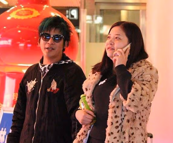 胡歌跟老婆最新合照流出,黃曦寧短髮出鏡,應該是個女強人