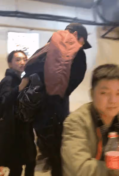 胡歌跟老婆最新合照流出,黃曦寧短髮出鏡,應該是個女強人