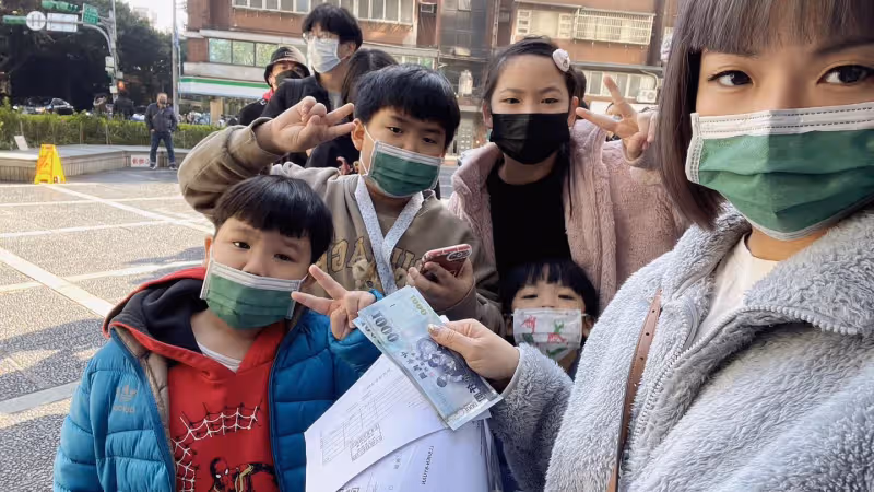 男星偕妻留台工作！明星阿嬤「一打四孫衝北海道」爽玩雪　畫面曝光「網讚最強阿嬤」