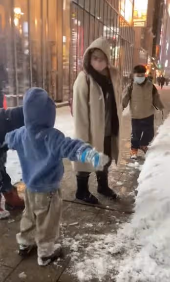 男星偕妻留台工作！明星阿嬤「一打四孫衝北海道」爽玩雪　畫面曝光「網讚最強阿嬤」