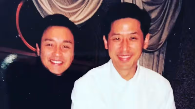 他還活在他們的世界裡，唐鶴德分享和張國榮合影為自己慶生