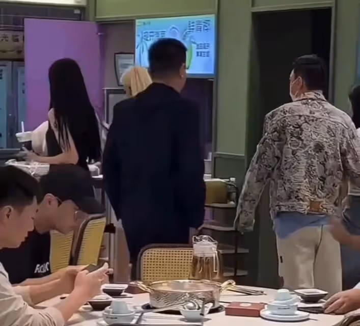 網曝王思聰同時交往兩任女友!緊摟小15歲新歡,另一位網紅面露不悅