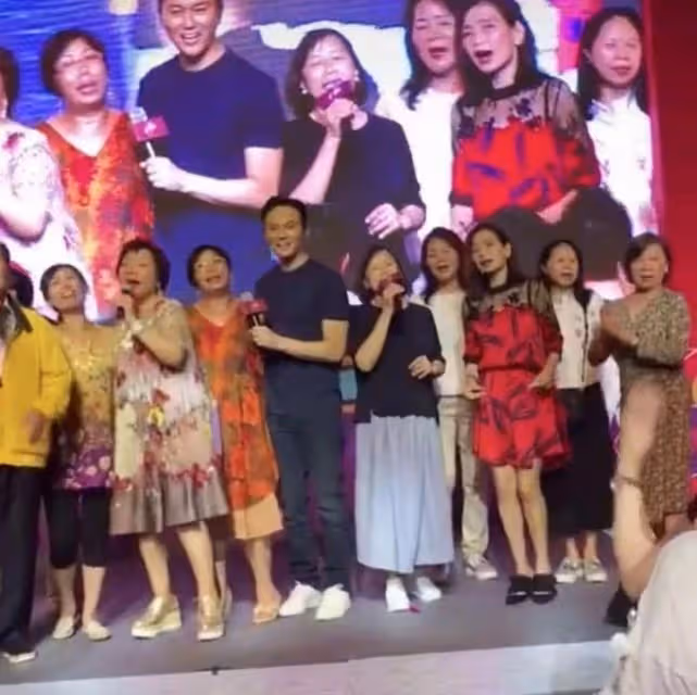 張智霖陪一群富婆登台唱歌，被對方摟腰拉入懷中