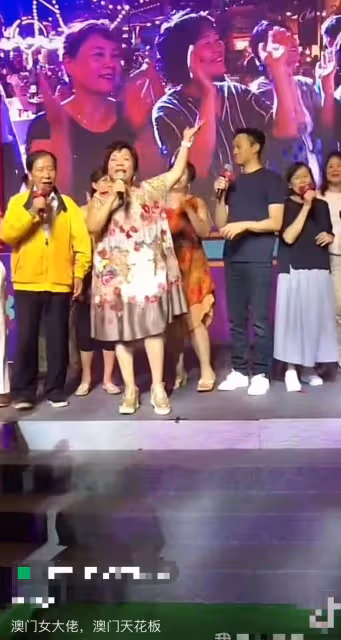 張智霖陪一群富婆登台唱歌,被對方摟腰拉入懷中
