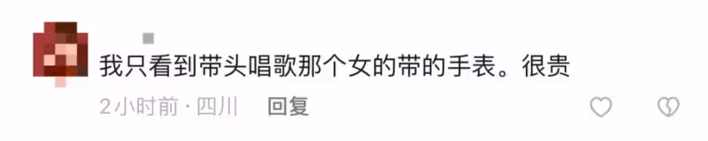 張智霖陪一群富婆登台唱歌,被對方摟腰拉入懷中