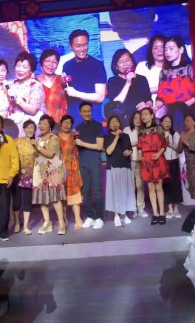 張智霖陪一群富婆登台唱歌,被對方摟腰拉入懷中